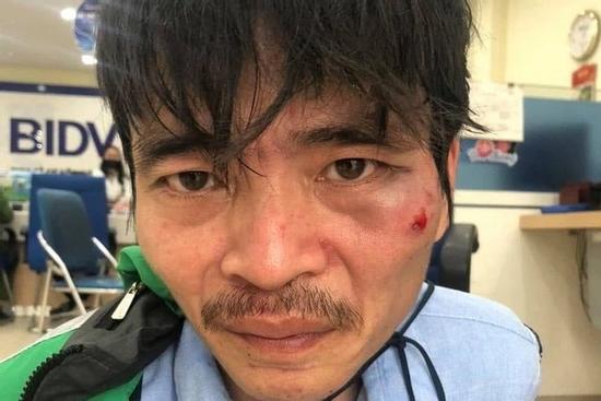 Khởi tố đối tượng mặc áo Grab, cầm súng và mìn giả cướp ngân hàng ở Hà Nội