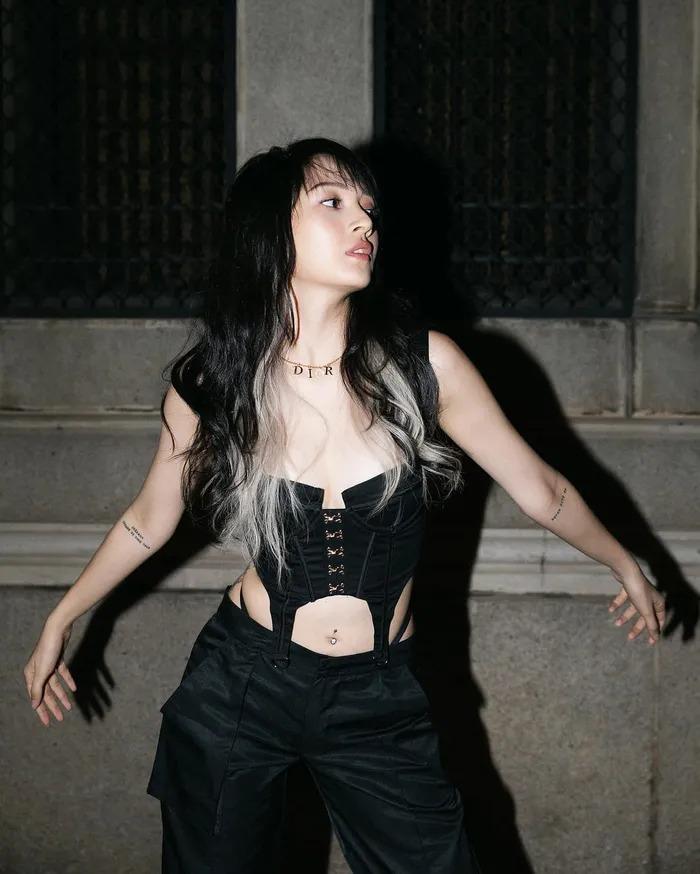 Thời trang hở hang tứ bề nóng bỏng mắt của Bảo Anh-4