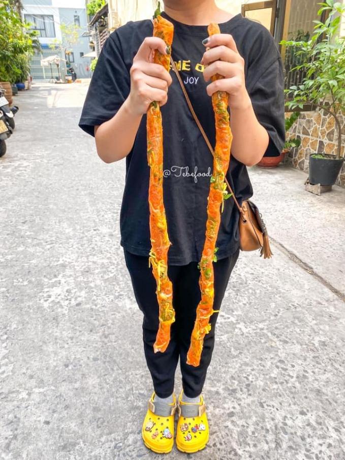 Phát sốt với bánh tráng cuốn dài 1 mét ở Sài Gòn-1