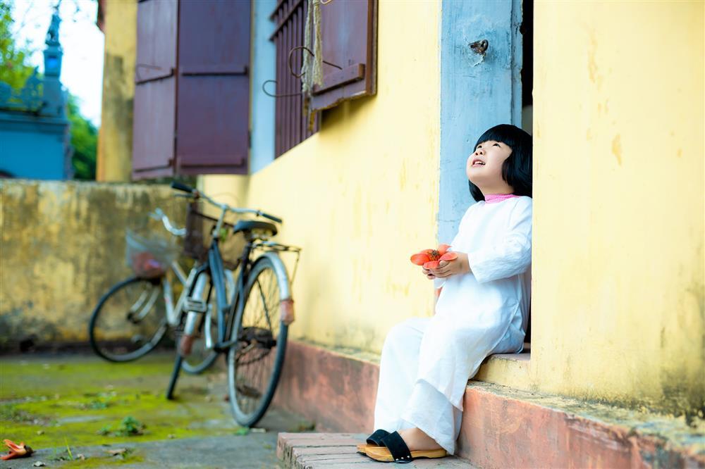 Công chúa nhỏ 3 tuổi hóa nàng thơ trong bộ ảnh bố chụp bên gốc hoa gạo đỏ rực trời Thái Bình-7