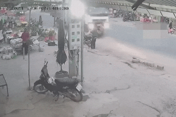 Clip: Sang đường bất cẩn bị xe tải đâm văng 3 mét