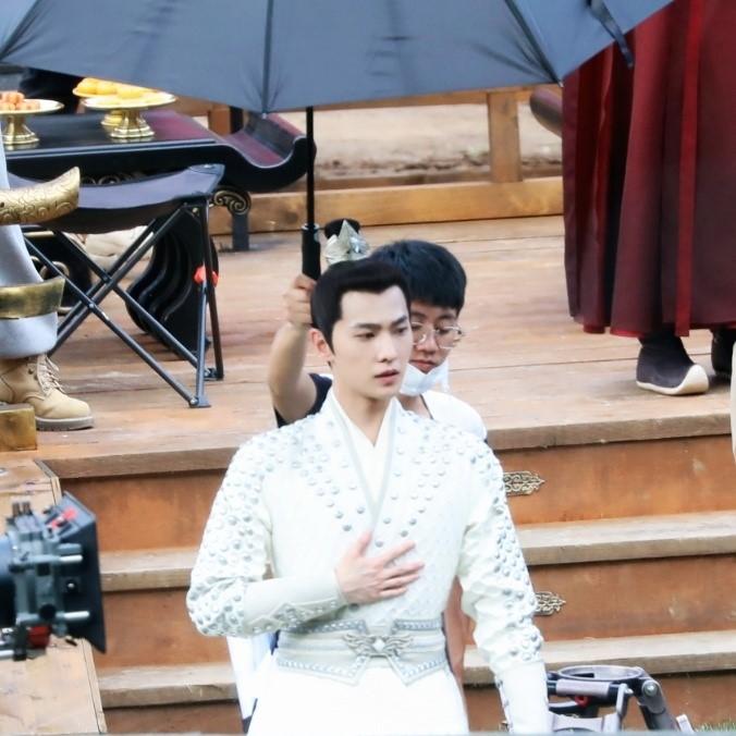 Dương Dương đẹp không góc chết khiến bạn diễn bị dìm hàng thấy thương-3