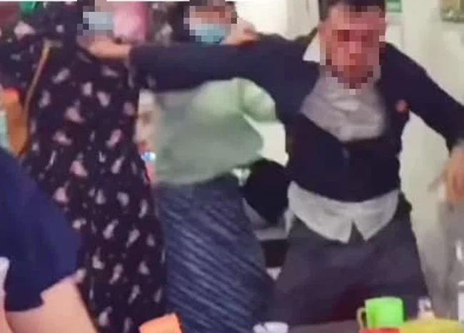 Vợ đánh ghen hất nước mắm vào tiểu tam, chồng bị bạn thân liên hoàn tát-1