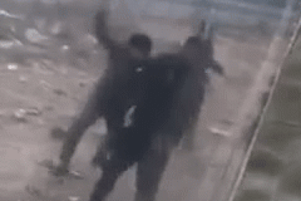 Clip: Xe cứu thương hú còi inh ỏi, ô tô tải quyết không nhường-4