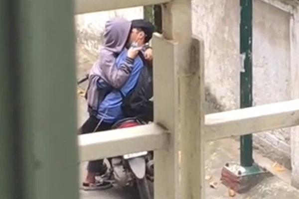 Clip: Cặp đôi mặc đồng phục, đeo balo hôn ngấu nghiến giữa đường-1