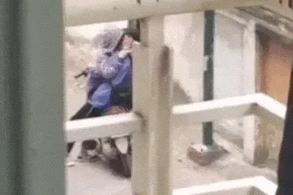 Clip: Cặp đôi mặc đồng phục, đeo balo hôn ngấu nghiến giữa đường-2