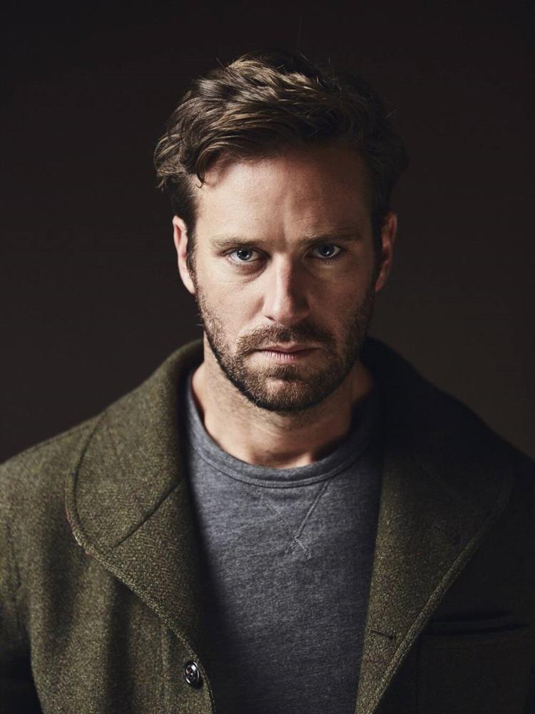 Nam chính Call Me By Your Name Armie Hammer bị tố cưỡng bức, bạo lực tình dục-1