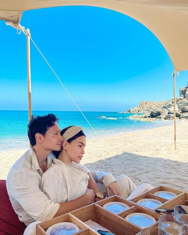 Mở đầu tin sao Việt là hình ảnh "tình bể tình" bên Hà Hồ được Kim Lý chia sẻ. Anh viết kèm: "Chuyến dã ngoại riêng tư với tình yêu của tôi". Phía dưới phần bình luận, Hồ Ngọc Hà đáp lại cực tình: "Love you, anh yêu". Màn tương tác ngọt ngào khiến dân F.A không khỏi "phát hờn".