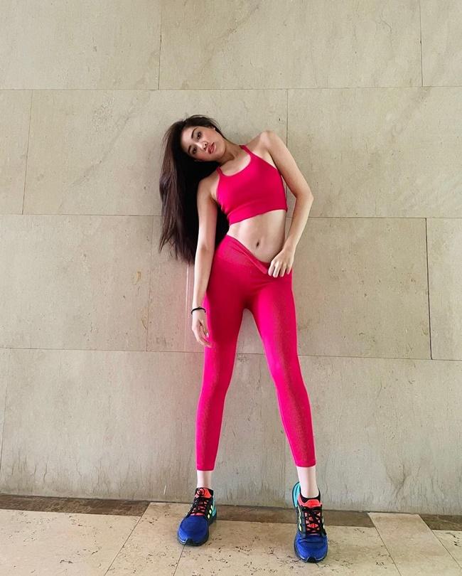 Hoa hậu Khánh Vân khoe thân hình săn chắc nhờ tập luyện chăm chỉ. Chân dài 9X sẽ chinh chiến tại Miss Universe 2020, diễn ra vào tháng 5, tại Mỹ.