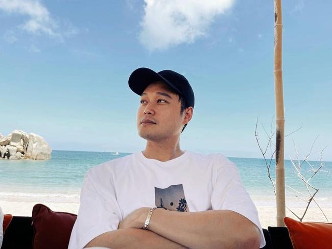 Quang Vinh kể: "Ăn trưa trong lều ở bãi biển xinh đẹp, bên những người thiệt là đẹp".