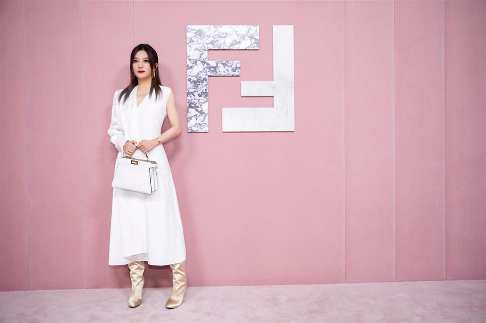 Thư Kỳ sang bao nhiêu thì Triệu Vy tự dìm hàng lùn bấy nhiêu vì đôi boots tai hại-8