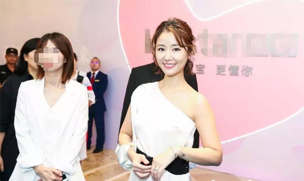 Ngọc Trinh, Angela Baby đều bị soi vòng 3 phồng xẹp thất thường-4