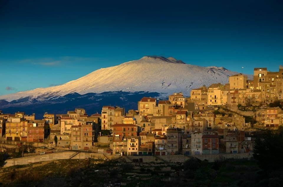 Ngôi làng nằm trên đỉnh núi có hình dáng con người kỳ lạ-4