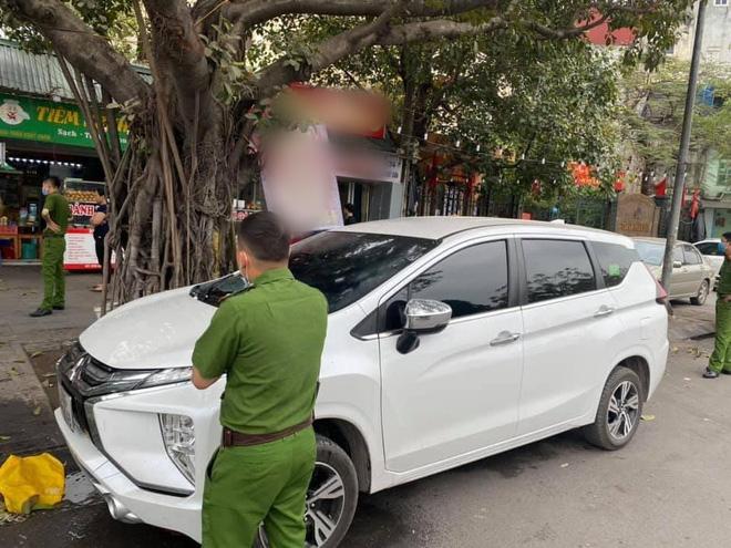 Đỗ ô tô dưới gốc cây, chủ xe choáng váng khi có người hắt nguyên bát phở lên kính trước-2