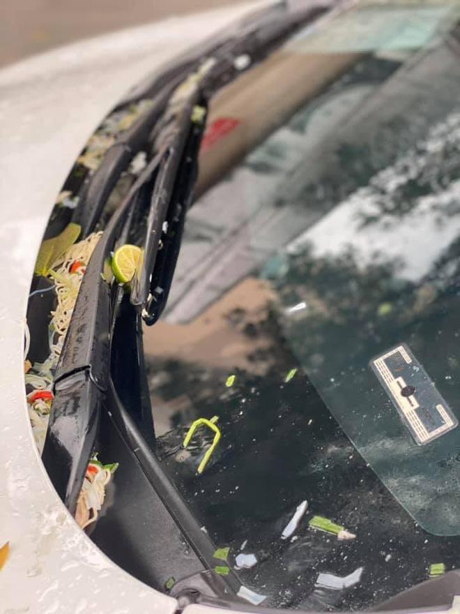 Đỗ ô tô dưới gốc cây, chủ xe choáng váng khi có người hắt nguyên bát phở lên kính trước-4