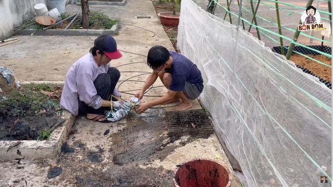 Hoài Linh tự tay móc cống: Nổi tiếng cũng là người, cũng phải làm hết-4