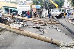 Tài xế người nước ngoài lái ôtô tông đổ 5 cột điện ở Thảo Điền
