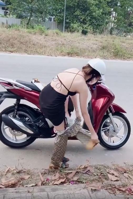 Đang đi trên đường, cô gái dừng xe lột đồ khiến ai cũng choáng váng-2