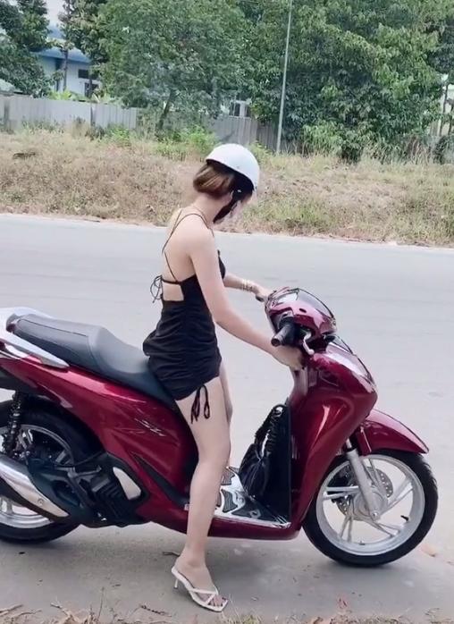 Đang đi trên đường, cô gái dừng xe lột đồ khiến ai cũng choáng váng-5