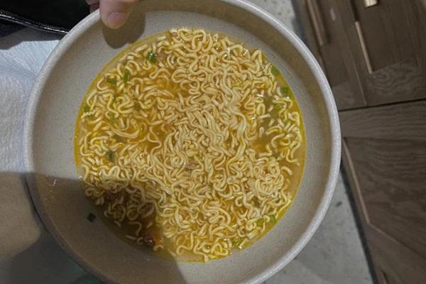 Câu chuyện xúc động đằng sau hình ảnh cậu bé 9 tuổi ăn mì tôm sống