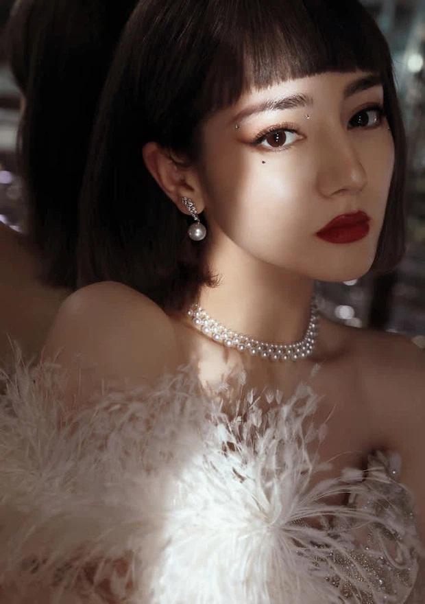 Địch Lệ Nhiệt Ba càng ngày càng mất chất, cố tình copy Phạm Băng Băng và Lisa?-1