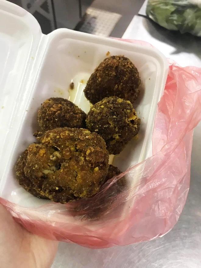 Hí hửng order bánh gà về ăn, chủ thớt nhận về mấy miếng bánh đen như cục than-2