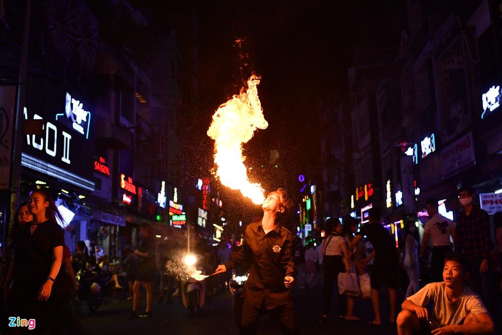 Từ 22h, người dân đổ về khu vực này càng đông hơn. Không khí vui nhộn đã trở lại phố đi bộ Bùi Viện như thời chưa có dịch. Điểm thu hút của Bùi Viện là những quán bar, beer club, nhà hàng với phong cách trẻ trung, nhạc sôi động.