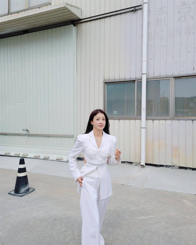 Style sao Hàn: Song Hye Kyo leo top 1 tìm kiếm chỉ với ảnh hậu trường-3