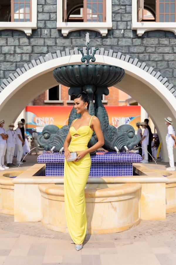 Sánh đôi cùng Ông Cao Thắng, Đông Nhi gây sốt với body nuột nà sau sinh-4