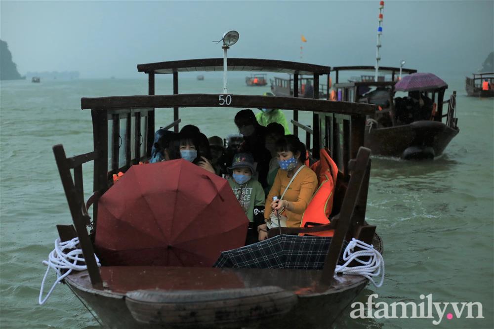 Mặc trời mưa, hàng vạn người đổ xô về chùa Tam Chúc, ban quản lý phải dừng bán vé vì quá tải-1