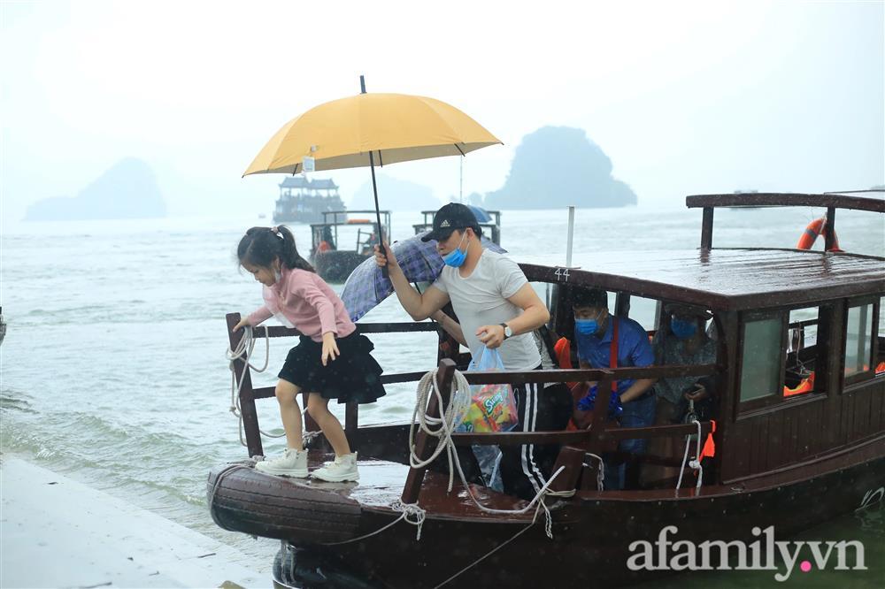 Mặc trời mưa, hàng vạn người đổ xô về chùa Tam Chúc, ban quản lý phải dừng bán vé vì quá tải-2