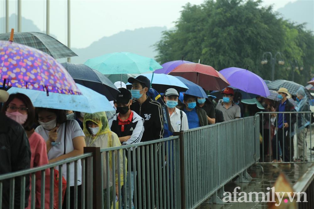 Mặc trời mưa, hàng vạn người đổ xô về chùa Tam Chúc, ban quản lý phải dừng bán vé vì quá tải-3