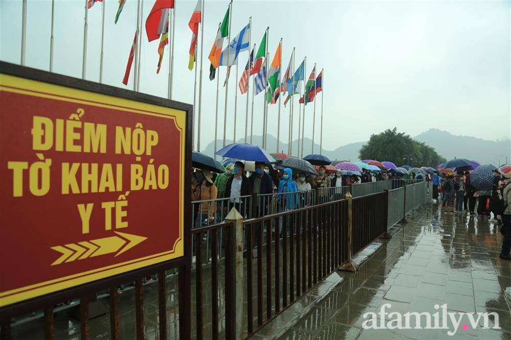 Mặc trời mưa, hàng vạn người đổ xô về chùa Tam Chúc, ban quản lý phải dừng bán vé vì quá tải-4