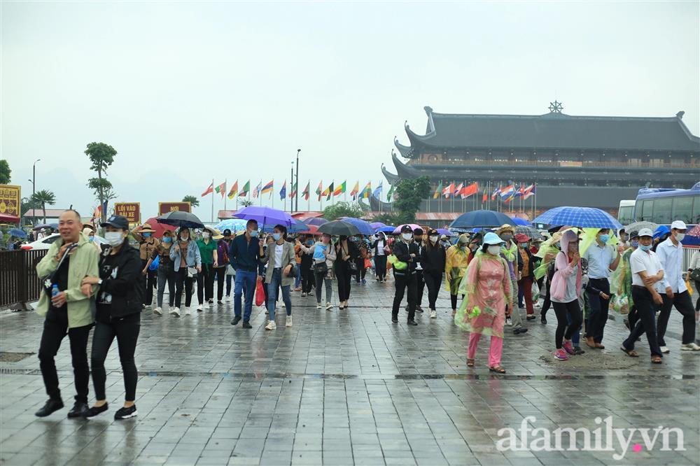 Mặc trời mưa, hàng vạn người đổ xô về chùa Tam Chúc, ban quản lý phải dừng bán vé vì quá tải-5