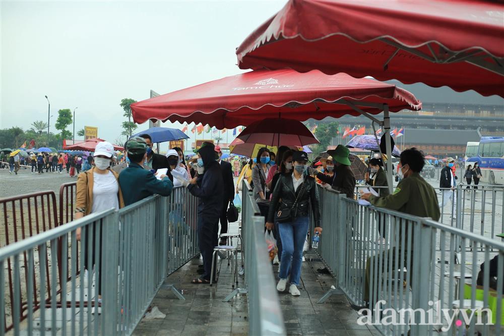 Mặc trời mưa, hàng vạn người đổ xô về chùa Tam Chúc, ban quản lý phải dừng bán vé vì quá tải-6
