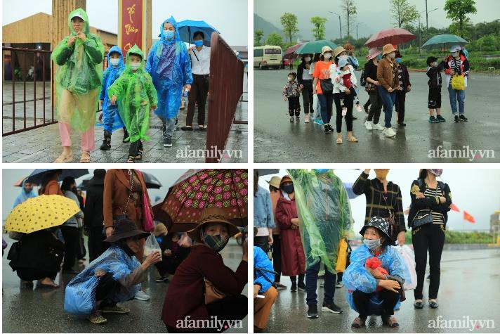 Mặc trời mưa, hàng vạn người đổ xô về chùa Tam Chúc, ban quản lý phải dừng bán vé vì quá tải-7