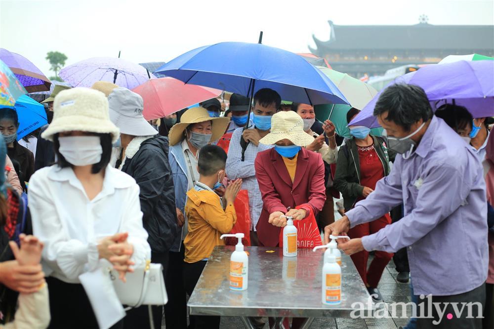 Mặc trời mưa, hàng vạn người đổ xô về chùa Tam Chúc, ban quản lý phải dừng bán vé vì quá tải-8
