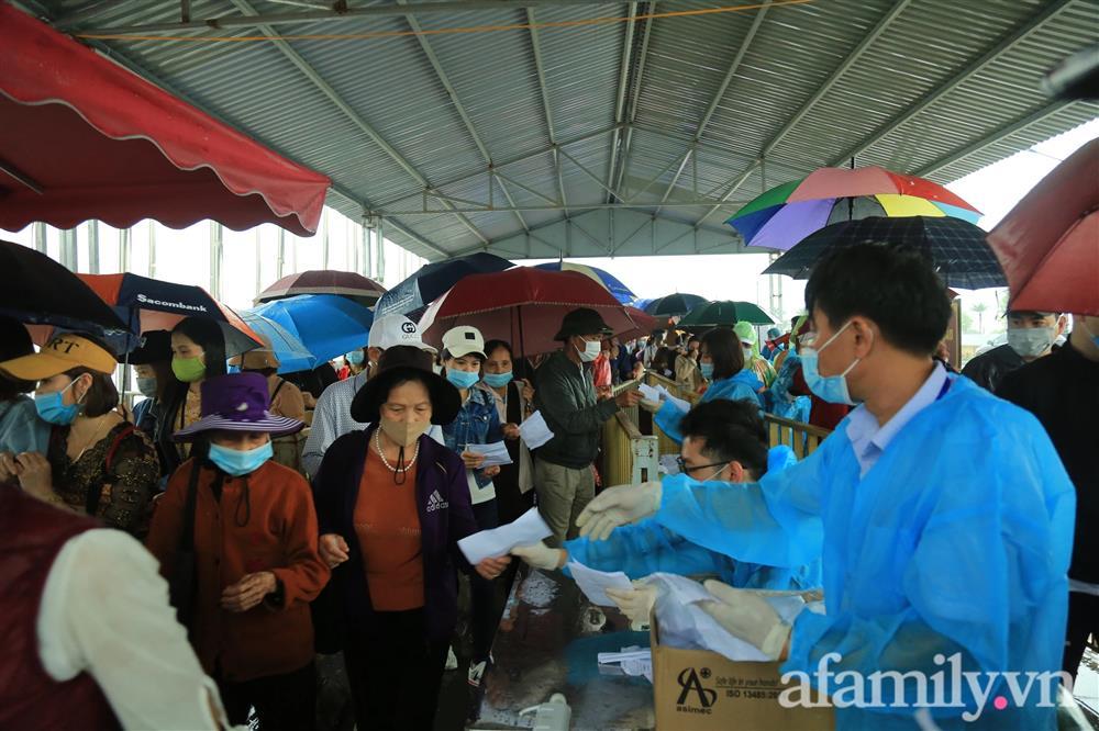 Mặc trời mưa, hàng vạn người đổ xô về chùa Tam Chúc, ban quản lý phải dừng bán vé vì quá tải-9