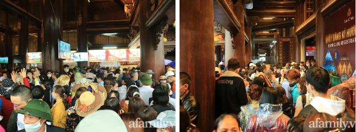 Mặc trời mưa, hàng vạn người đổ xô về chùa Tam Chúc, ban quản lý phải dừng bán vé vì quá tải-11