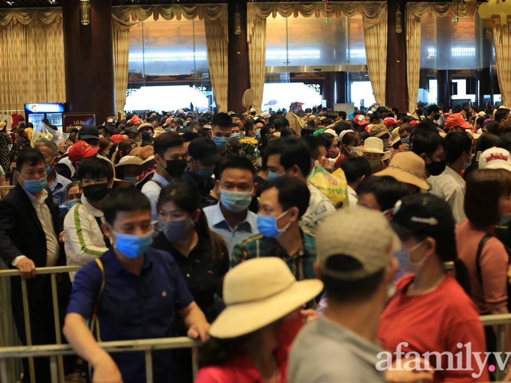 Mặc trời mưa, hàng vạn người đổ xô về chùa Tam Chúc, ban quản lý phải dừng bán vé vì quá tải-12
