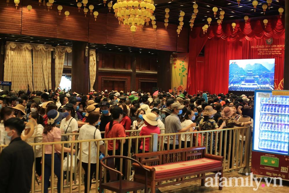 Mặc trời mưa, hàng vạn người đổ xô về chùa Tam Chúc, ban quản lý phải dừng bán vé vì quá tải-13