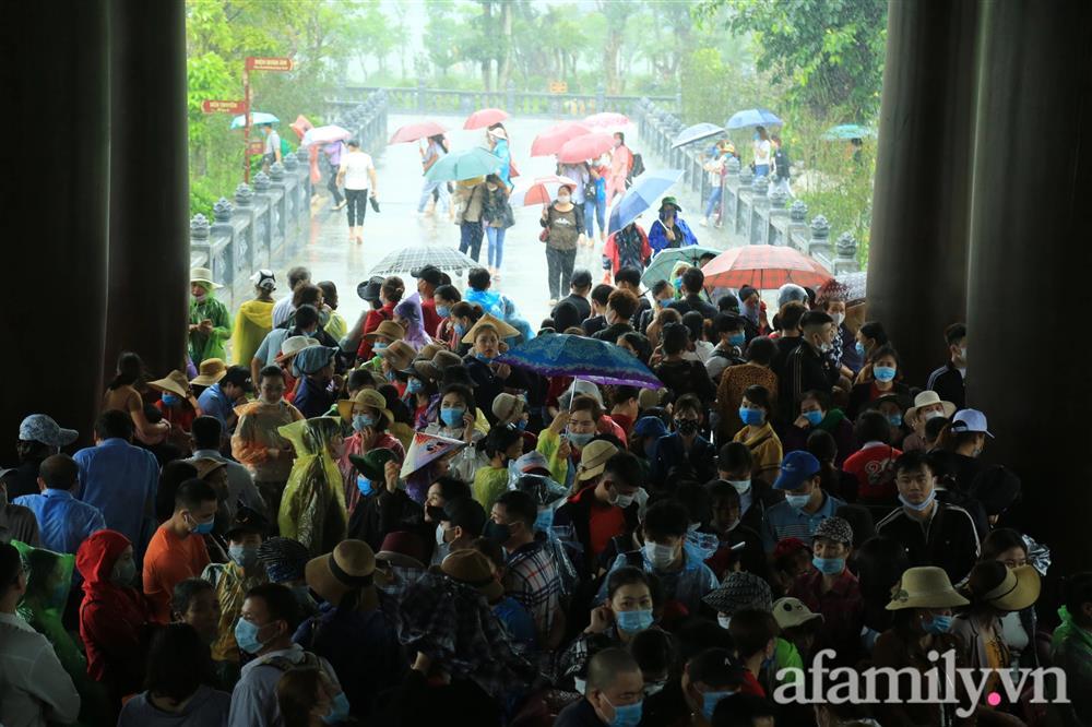 Mặc trời mưa, hàng vạn người đổ xô về chùa Tam Chúc, ban quản lý phải dừng bán vé vì quá tải-14
