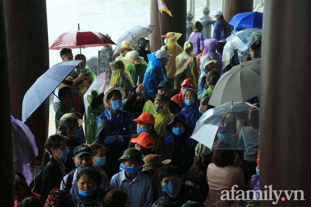 Mặc trời mưa, hàng vạn người đổ xô về chùa Tam Chúc, ban quản lý phải dừng bán vé vì quá tải-15
