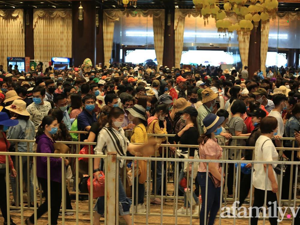Mặc trời mưa, hàng vạn người đổ xô về chùa Tam Chúc, ban quản lý phải dừng bán vé vì quá tải-10