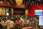 Mặc trời mưa, hàng vạn người đổ xô về chùa Tam Chúc, ban quản lý phải dừng bán vé vì quá tải