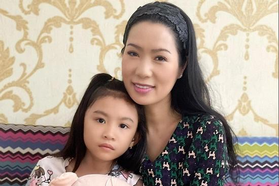 Lộ diện con gái học lớp 1 xinh xắn của Thương Tín và vợ kém 32 tuổi