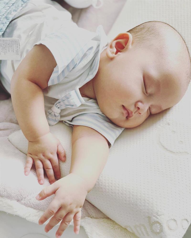 Cặp song sinh của Hồ Ngọc Hà: Leon phát triển bỏ xa Lisa-11