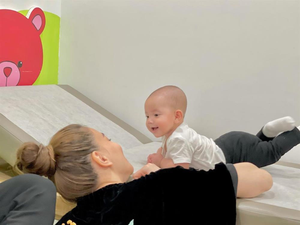 Cặp song sinh của Hồ Ngọc Hà: Leon phát triển bỏ xa Lisa-3