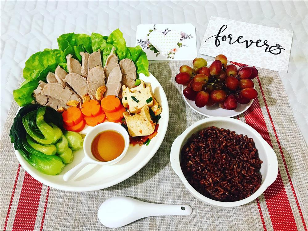 Sống một mình, sinh viên 9x khoe bữa ăn tự nấu đầy đặn như nhà đông người-5