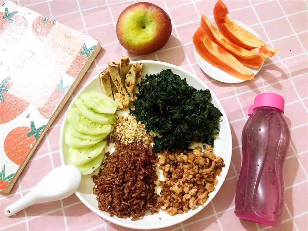 Sống một mình, sinh viên 9x khoe bữa ăn tự nấu đầy đặn như nhà đông người-6